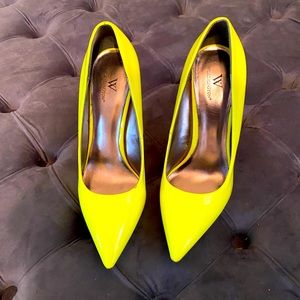 Worthington Neon Yellow Pointy toe pumps